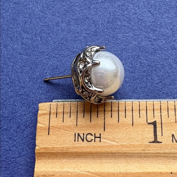 Betsey Johnson pearl crown stud earrings - Picture 4 of 5